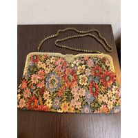 Винтажная сумочка с цветочным гобеленовым узором и металлической застежкой в виде бабочки.