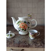 Чайник винтажный доливной с цветочным декором и сценой чаепития, керамика, цветные поливы, СССР, 1970-1990 гг.