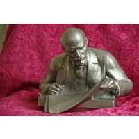 Статуэтка  "  Ленин читает газету "   высота 17 см ;  17 см х 19 см