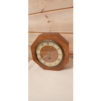 Часы настольные  Весна , в дереве, рабочие.