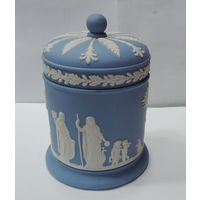Баночка фарфоровая (вазочка) с крышкой для чая фирмы Wedgwood 40-50-е годы Англия. Высота 11.5 см.