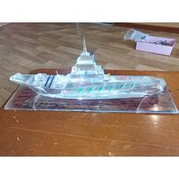 Сувенирная модель корабля, выполненная вручную из оргстекла (акрила). Судя по н