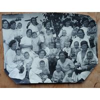 Фото коллектива детских яслей в Алма-Ате. 1939 г. 12.5х17.5 см.