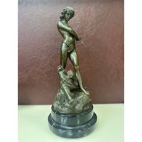 Фигура бронза . Юноша убивает льва .