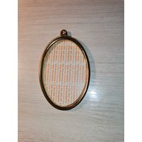 Металлическая, настенная рамка для фотографий.