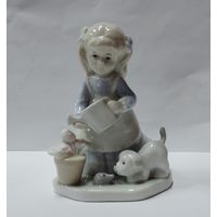 Статуэтка фарфоровая "Девочка с лейкой" 80-е годы Европа. Высота 9.5 см.