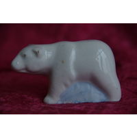 Статуэтка фарфоровая  "  Белый медведь "     ( целая )