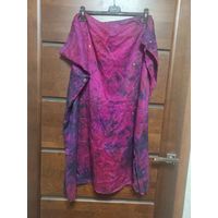 Очень красивый палантин/шаль насыщенного цвета: фуксия + баклажан. По составу ткани не скажу, но очень приятная на ощупь, жатая, не требует глажки. С красивыми вышитыми золотыми листиками.