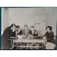 Фото учащихся Кокинского агрономического техникума на занятиях в лаборатории. г. Брянск. 1933 г. 7.5х10 см.