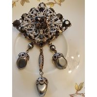 Брошь с подвесками