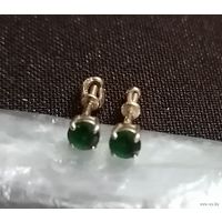 Изящные сережки с зелеными камнями. Золото 585