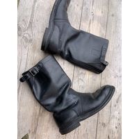 Из мягчайшей кожи, на кож.подошве и слоёном кожаном каблуке с ДЕРЕВЯННЫМИ гвоздиками, мужские укороченные сапоги в размере 43.
