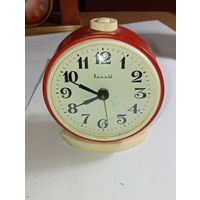 Часы будильник Витязь .