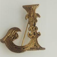 Крупная алфавитная брошь- антик.Вензеля. Готический шрифт. Позолота. Гравировка.Большая и стильная. 5,5х5 см.