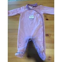 Классный велюровый комбез на рост 68-74 см, очень приятный на ощупь, мягкий, с классными пироженками. Длина 55 см, ПОгруди 26 см в нерастянутом состоянии, длина рукава 22 см. Отличное состояние.