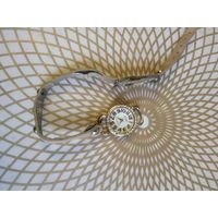 Часы наручные с ремешком. ТИКАЮТ. Состояние на скане. В коллекцию,ремонт,на запчасти.