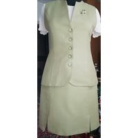 Добротный комплект из 3 вещей (юбка, жилет, брюки-капри) из ткани оливкового цвета,44 размера, на подкладке.