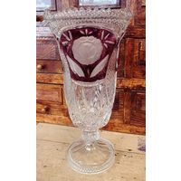 Высокая ваза из прессованного стекла с красивой резьбой