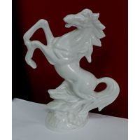 Статуэтка фарфоровая "Лошадь" 70-80-е годы Европа. Высота 26 см. Европа.