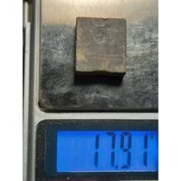 Гирька весовая? монетная? c неопределенным клеймом якорь и буквы 17.9 гр.