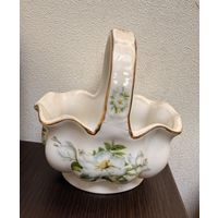 Винтажная фарфоровая ваза-конфетница, выполненная в форме корзины.