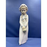 Фарфоровая статуэтка "Счастливая девушка с корзинкой в руках". Испания, фабрика Zaphir. 20 век. Размеры: высота - 26 см. Ручная подглазурная роспись.