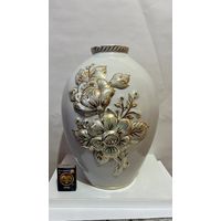 РЕДКАЯ! Фарфоровая ваза (цветы рельефные на вазе)  ДФЗ