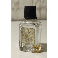 Миниатюрный флакон от духов