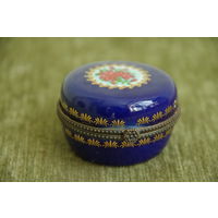 Шкатулка фарфоровая  ( диаметр 5,5 см , высота 3,5 см )