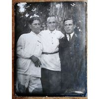 Фото с летчиком. 1930-е (?). 9х12 см.