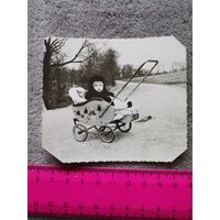 Старое фото. Девочка в коляске