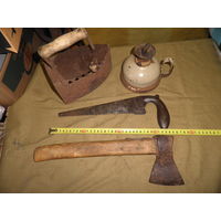 Утюг на углях,топор,керосиновая лампа,пила,предметы деревенского быта средины 20-го века.С рубля.