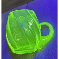 Кружка из уранового стекла . Производство Чехия
