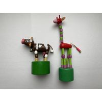 Жираф и корова, игрушка, дерево.
