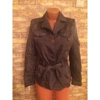 Стильная куртка на 42-44 размер красивого шоколадного цвета с перламутром. Весна-осень. Длина 59 см, длина рукава 65 см + подразумевается его закасать, ПОгруди 47 см, ПОгруди 41 см. На поясе.