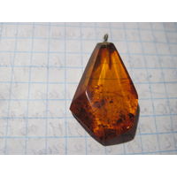 Кулон, янтарь.