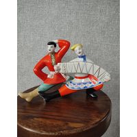 Статуэтка, фигурка фарфоровая плясун и гармонист.