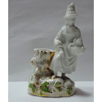 Статуэтка фарфоровая "Девушка с корзинкой у пня" 50-60-е годы Европа. Высота 10 см.