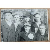 Фото группы молодежи на празднике 1 мая 1955 г. 6х9 см.