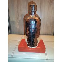 Декоративный футляр для бутылки, высота 25 см., бутылка в комплекте.