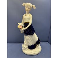 Статуэтка фарфор девочка с корзиной цветов
