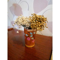 Кружка сувенирная росписная с букетиками.