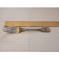 Старая вилка с вензелем