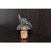 Многоразовая пробка для бутылки, с декоративным навершием в виде грозди винограда.