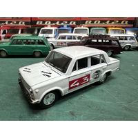 ВАЗ-2101 Ралли в редком белом цвете. И вообще в редком варианте седан в исполнении ралли.Пятничный вечер в зеленых, синих, голубых, серых и даже белых тонах.