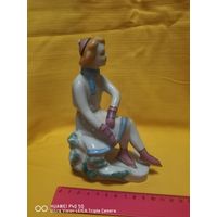 На катке (Фигуристка) (Полонский завод художественной керамики) - Фарфор СССР Автор: О. Л. Жникруп самая привлекательная цена. Трёхдневный аукцион