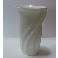 Ваза фарфоровая молочного цвета фирмы KAISER 60-70 - е годы Германия. Высота 17 см.