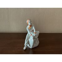 Фарфоровая статуэтка Девушка с коньками, СССР.