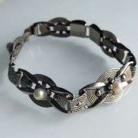 Браслет винтажный с " жемчужинами" Под серебро.18,5х1,5 см.