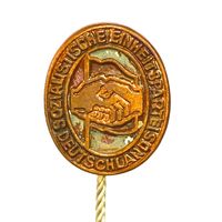 Винтажный значок Социалистической единой партии Германии (СЕПГ), которая была правящей партией в ГДР с 1949 по 1990 год